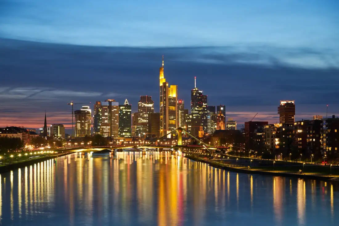 Frankfurt látképe a Majna felől. Archív illusztráció, 2017; átméretezett fénykép.