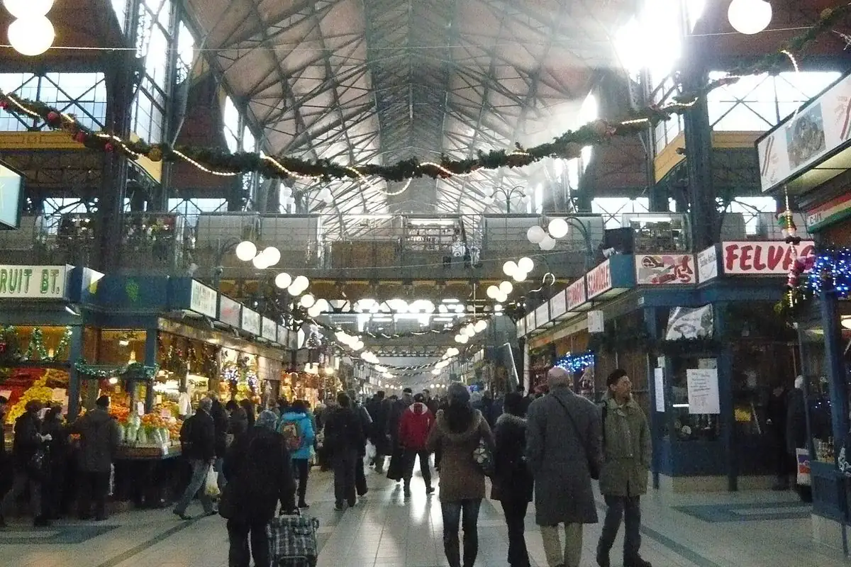 2010年12月，布达佩斯中央市场大厅里的顾客。资料照片。